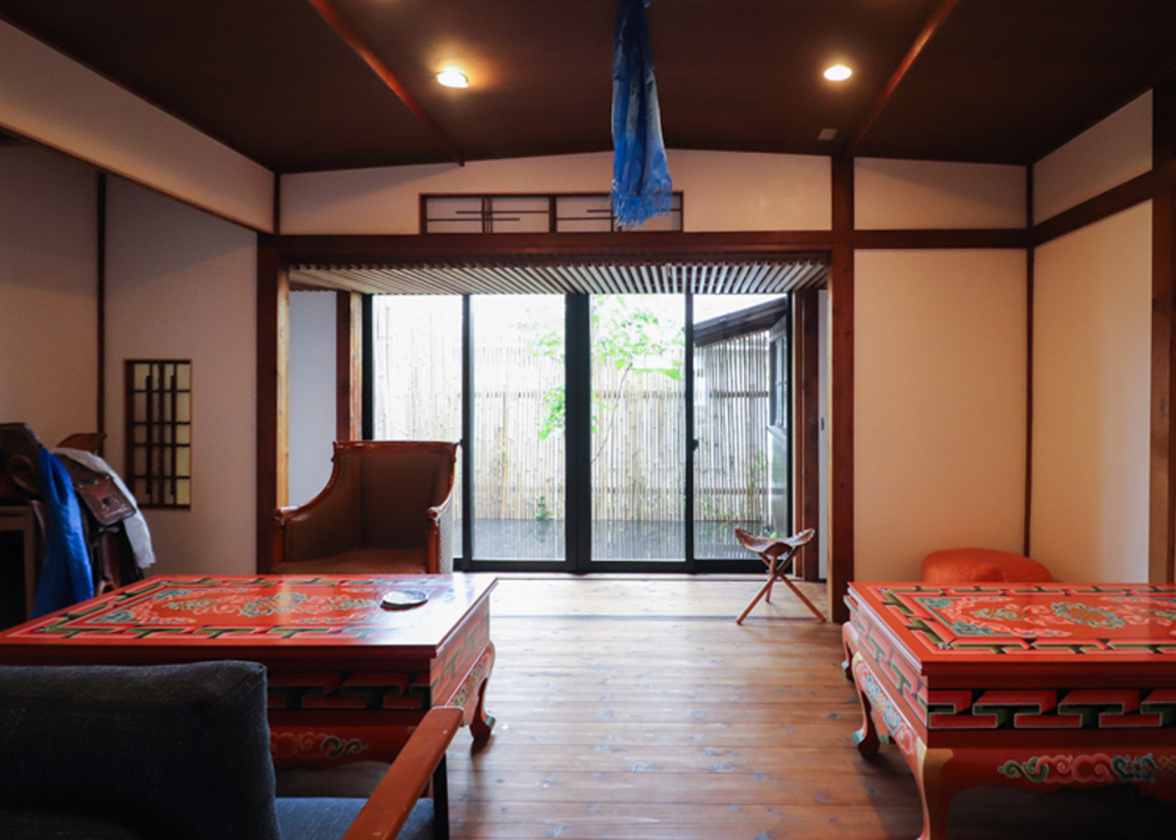 店内は古民家の作りにモンゴルの家具などを使用した作りとなっております