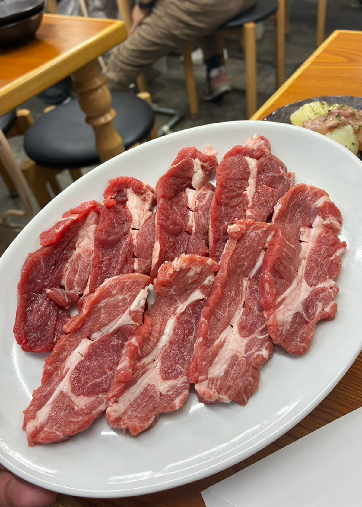 ラムロース その日のラム肉で赤身と脂身のバランスが違うため、カットの角度や厚みを変えているとの事。