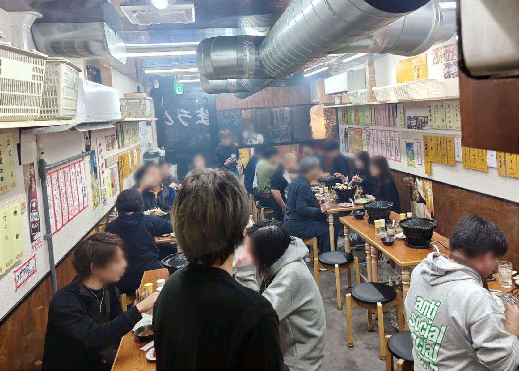 店内 メニューは壁、スパイラルダクトがあるが店内モクモク