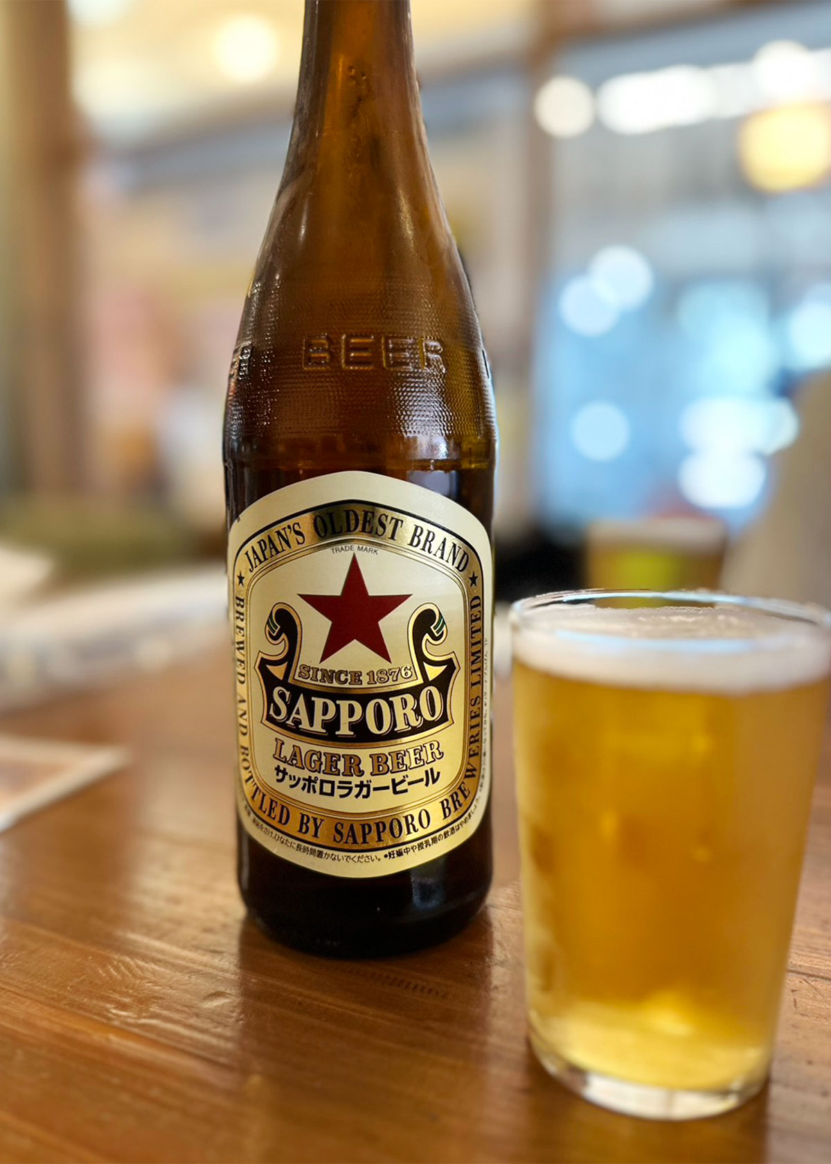 大瓶の赤星：今では珍しい大瓶サイズでジンギスカンといっしょにたっぷり飲んでいただく